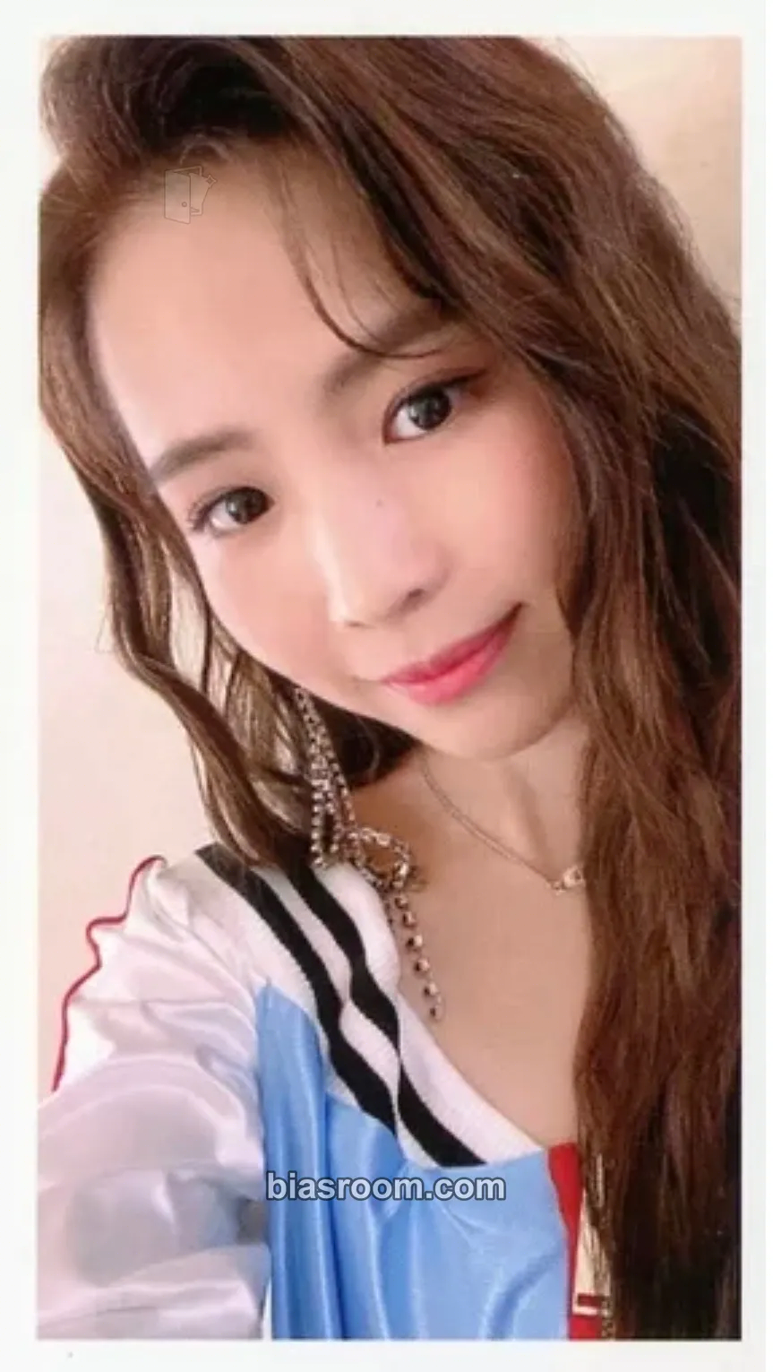 Maya Take a picture / Poppin’ Shakin’ Photocard - NiziU - NiziU K-pop photocard
