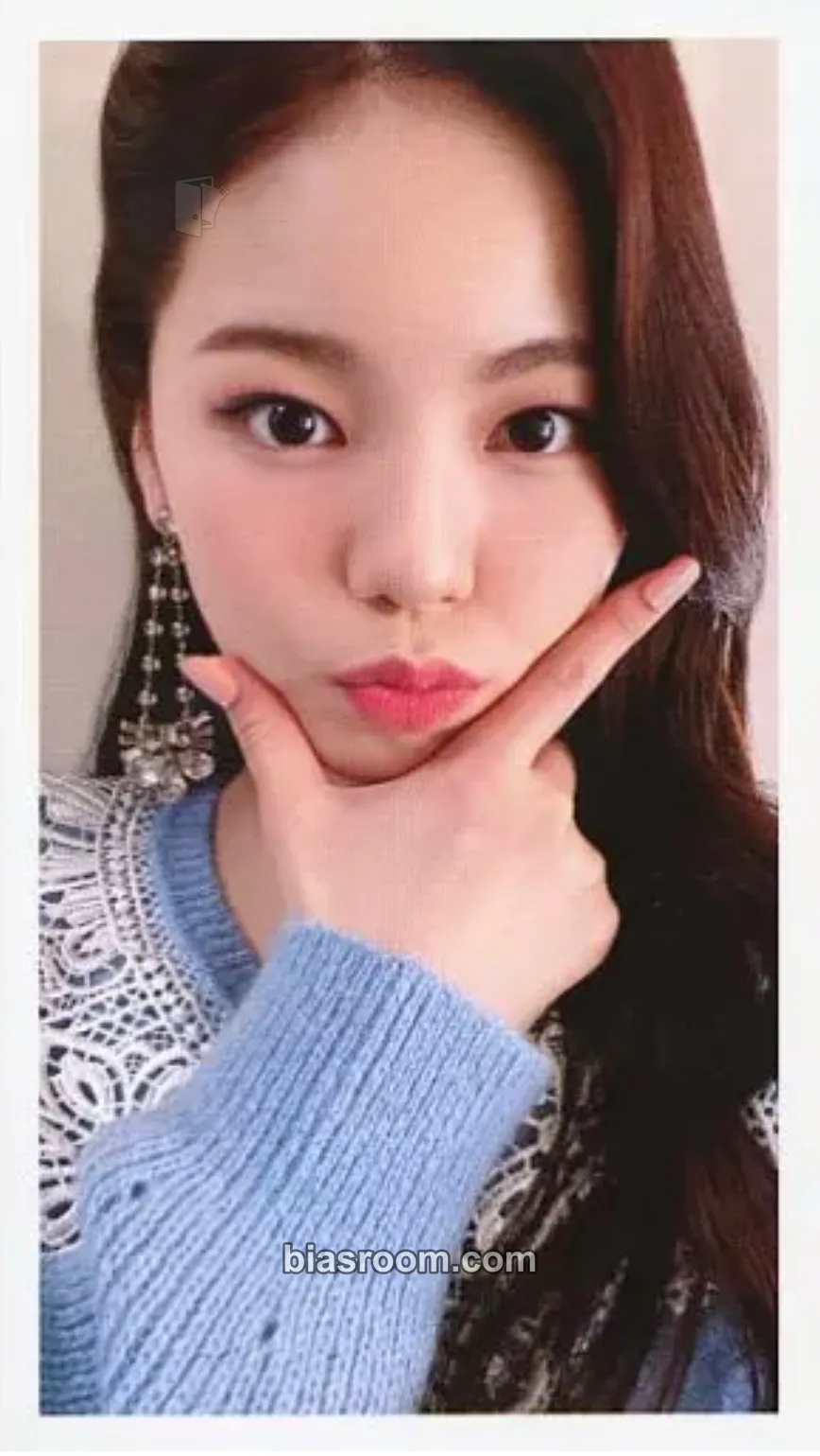 Ayaka Take a picture / Poppin’ Shakin’ Photocard - NiziU - NiziU K-pop photocard