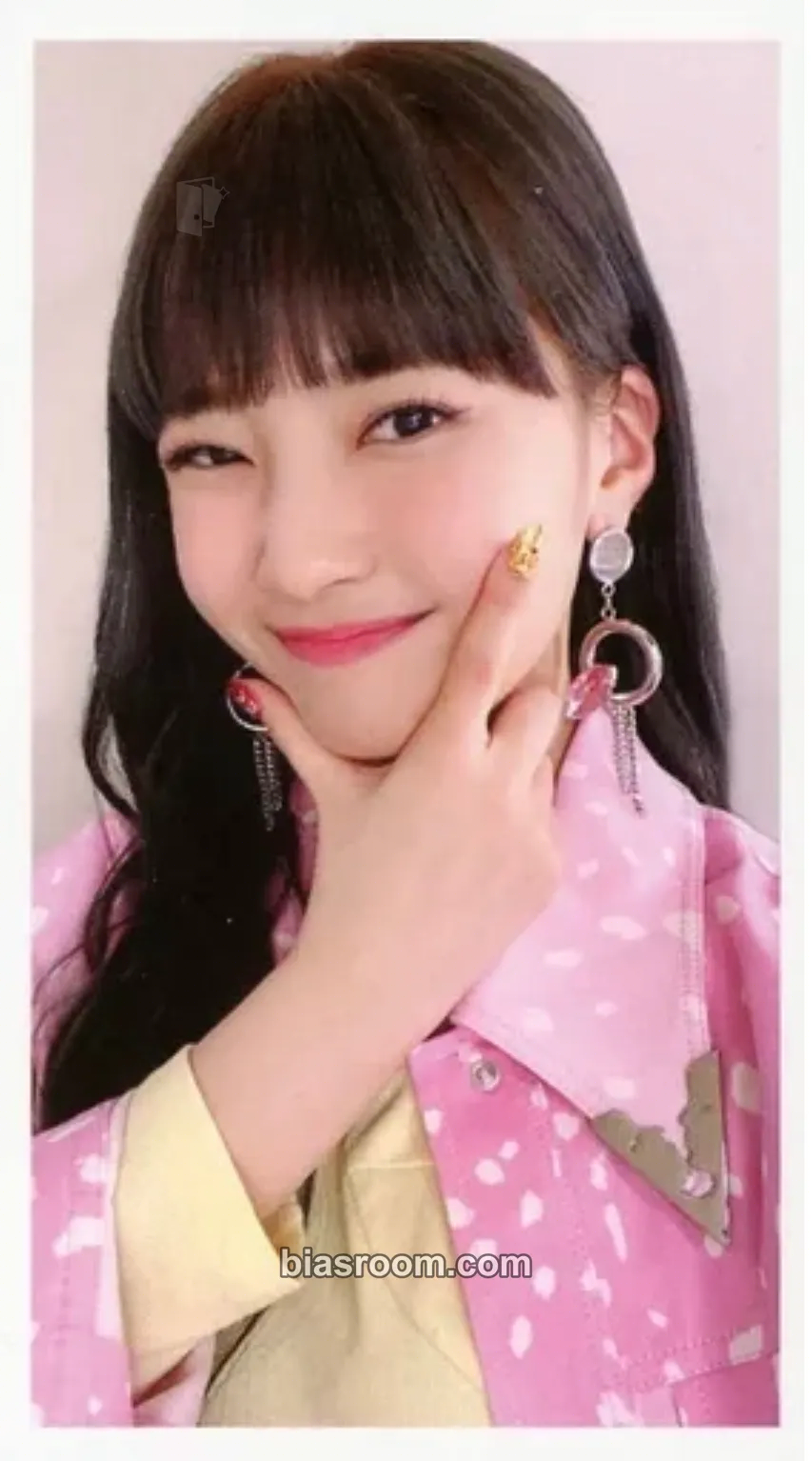 Mayuka Take a picture / Poppin’ Shakin’ Photocard - NiziU - NiziU K-pop photocard
