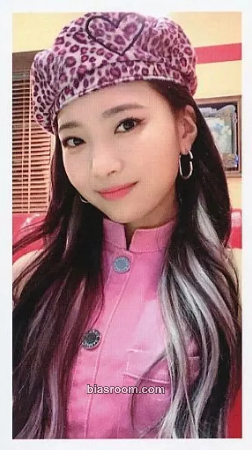 Mayuka Take a picture / Poppin’ Shakin’ Photocard - NiziU - NiziU K-pop photocard
