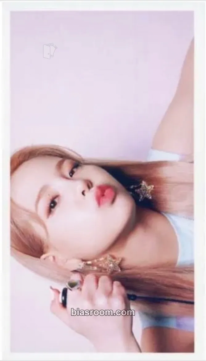 Mako Take a picture / Poppin’ Shakin’ Photocard - NiziU - NiziU K-pop photocard