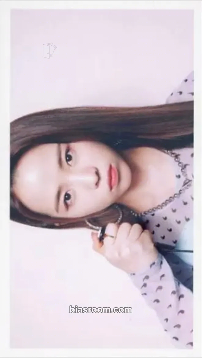 Maya Take a picture / Poppin’ Shakin’ Photocard - NiziU - NiziU K-pop photocard