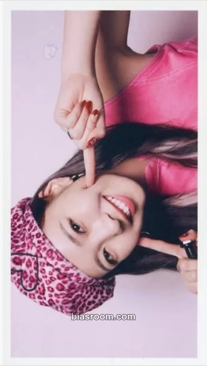 Mayuka Take a picture / Poppin’ Shakin’ Photocard - NiziU - NiziU K-pop photocard