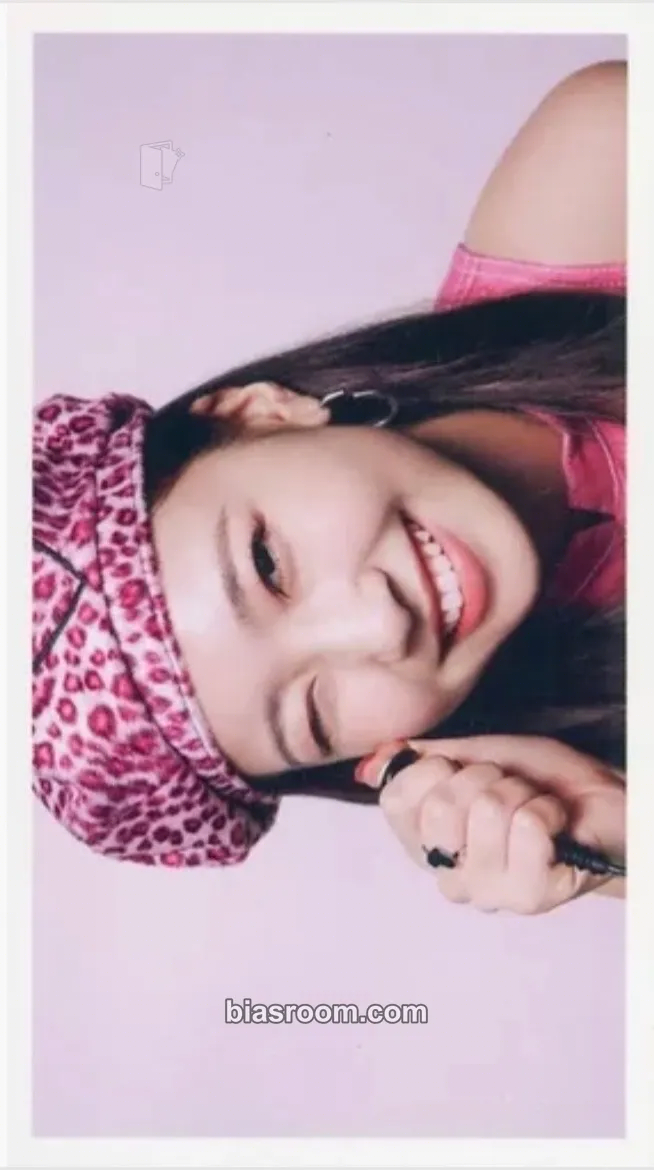 Mayuka Take a picture / Poppin’ Shakin’ Photocard - NiziU - NiziU K-pop photocard