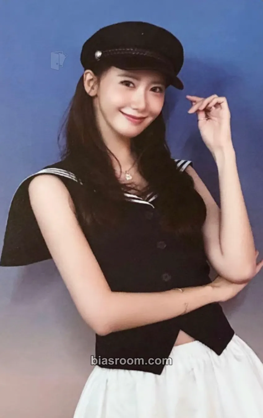 Yoona Season's Greetings 2026 Photocard - Girls' Generation - Girls' Generation K-pop photocard