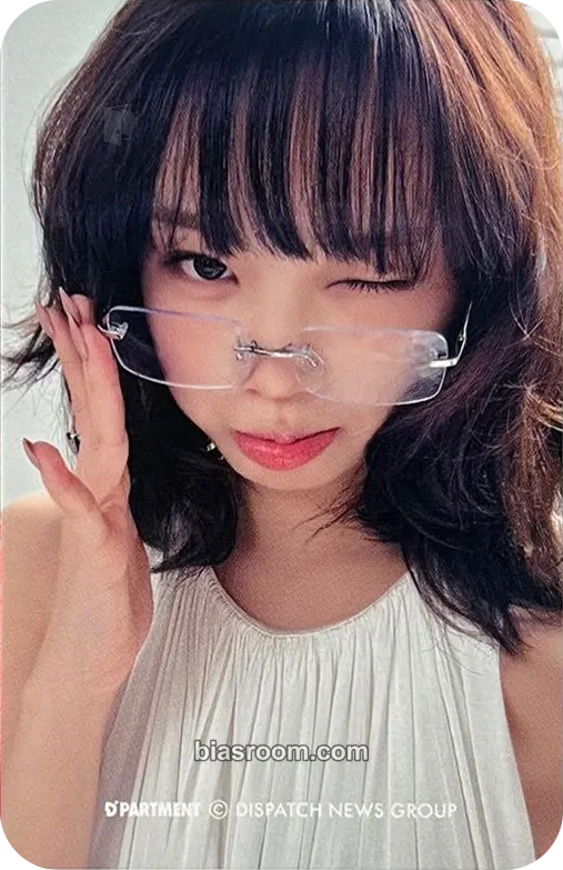 Kim Chaewon D'ICON Issue N°32 Photocard - LE SSERAFIM - LE SSERAFIM K-pop photocard