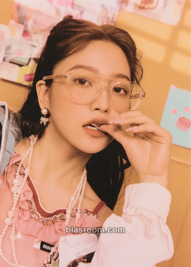 Red Velvet - Yeri - Queendom Album large postcard merch