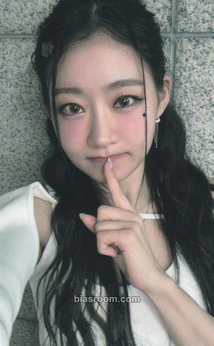 Julie KISS OF LIFE Photocard - KISS OF LIFE K-pop photocard