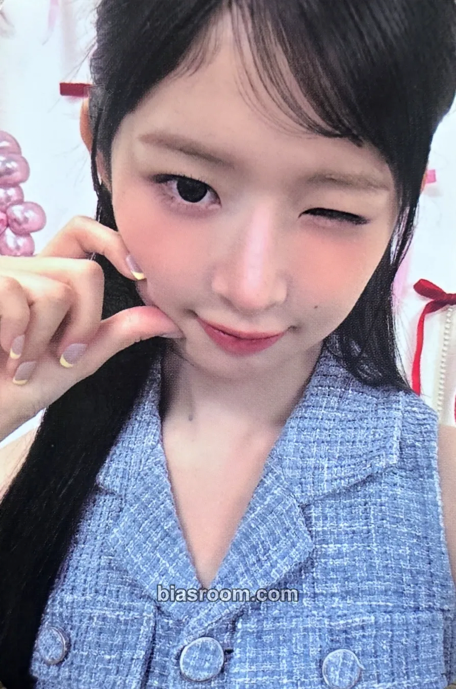 Rei Rei x LUNA Makeup Photocard - IVE - IVE K-pop photocard