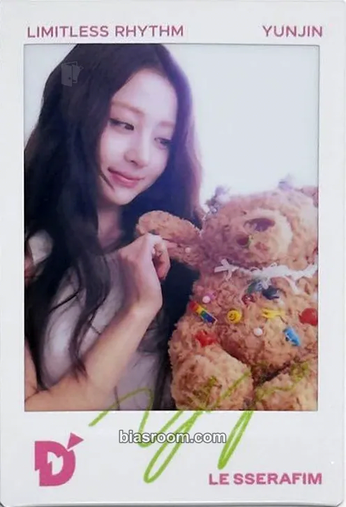 Huh Yunjin D'ICON Issue N°32 Photocard - LE SSERAFIM - LE SSERAFIM K-pop photocard