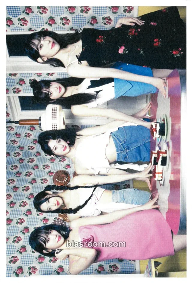 LE SSERAFIM - Other postcard merch pop-up store japan B version
