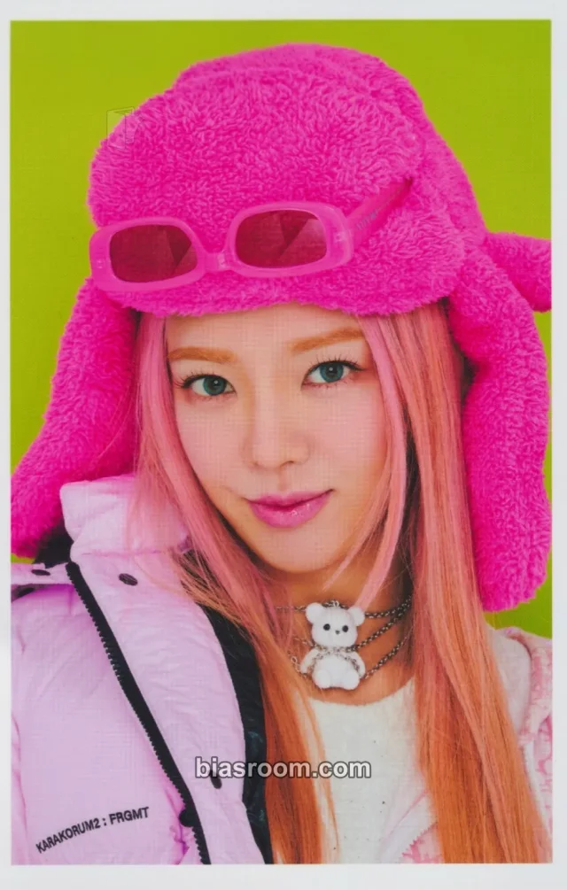 Hyoyeon Girls' Generation 2022 Winter SMTOWN: SMCU PALACE K-pop photocard