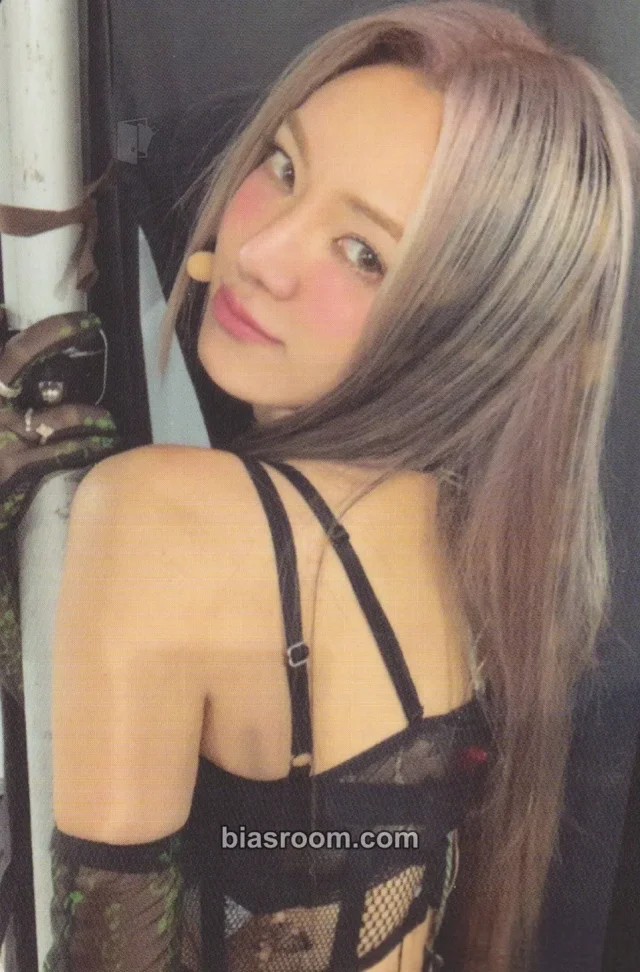 Girls' Generation - Hyoyeon - 2022 Winter SMTOWN: SMCU PALACE Album album photocard palace version