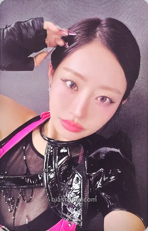 Julie Who Is She Photocard - KISS OF LIFE - KISS OF LIFE K-pop photocard