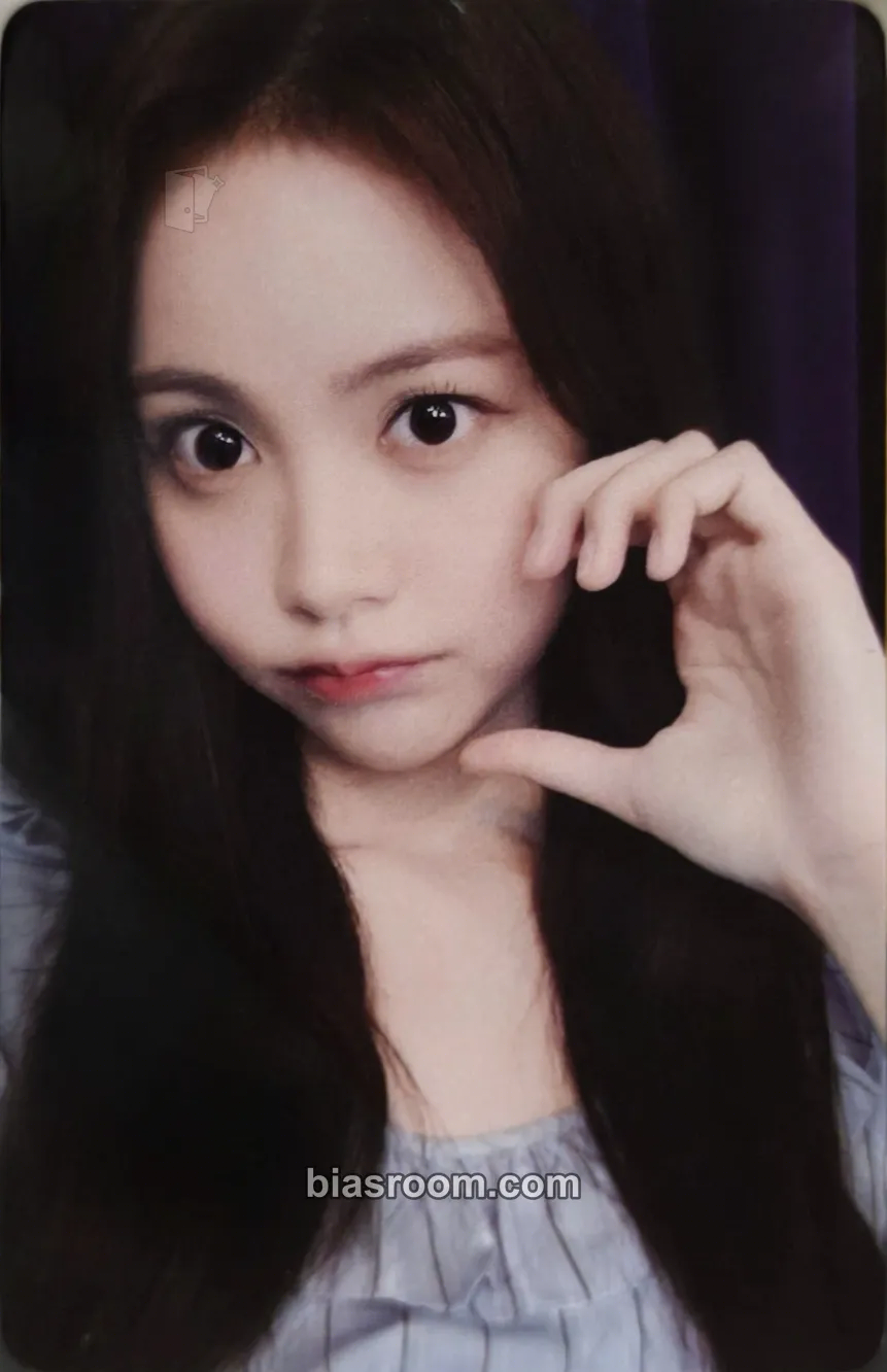 Carmen The Chase Photocard - Hearts2Hearts - Hearts2Hearts K-pop photocard