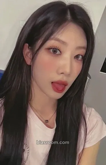 Kim Lip Version Up Photocard - ARTMS - ARTMS K-pop photocard