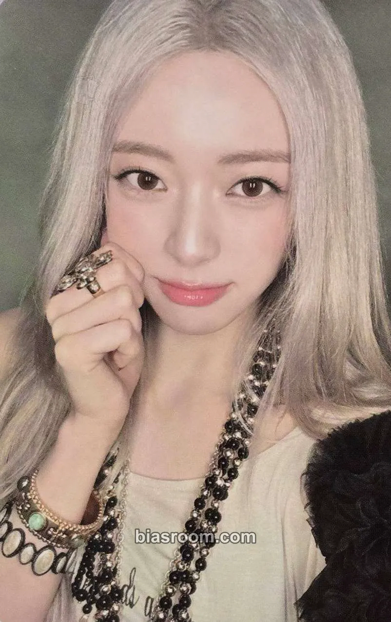 Yuna Ice Cream Photocard - ITZY - ITZY K-pop photocard