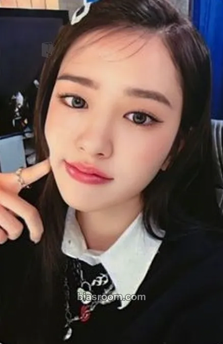 Yujin LOVE DIVE Photocard - IVE - IVE K-pop photocard