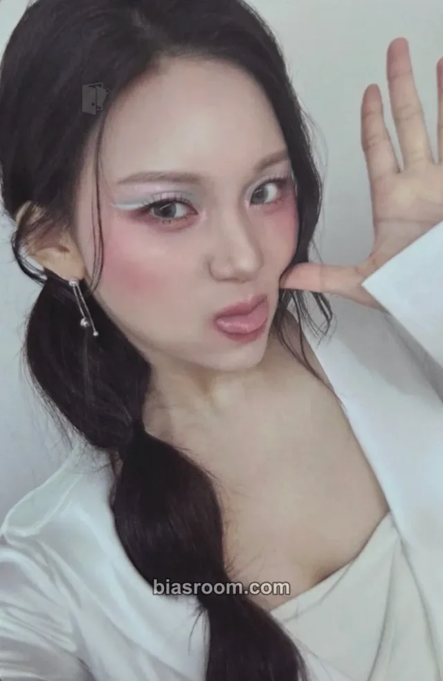 VIVIZ - Umji - New Legacy World Tour Event trading card merch photocard