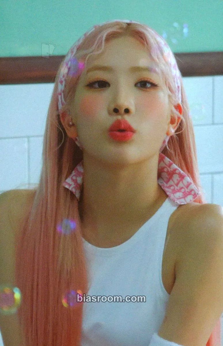 Kim Lip 2023 Season's Greetings Photocard - LOONA - LOONA K-pop photocard