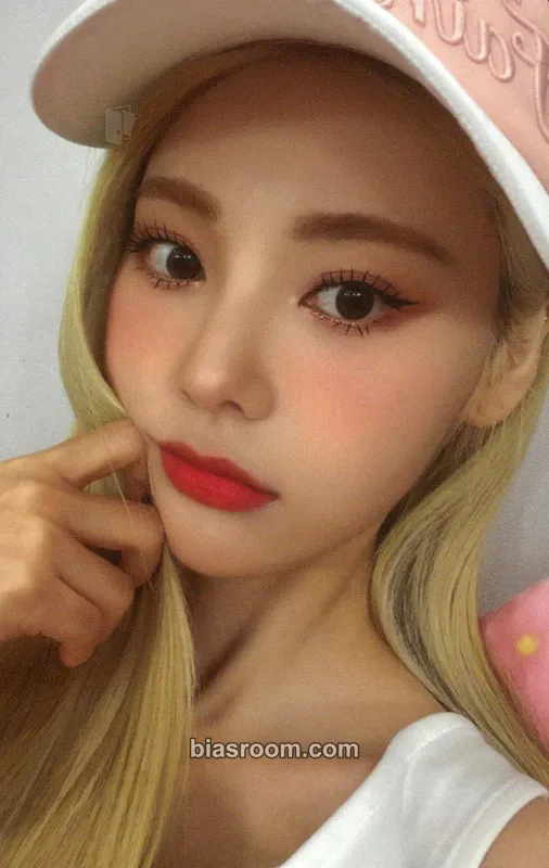 JinSoul 2023 Season's Greetings Photocard - LOONA - LOONA K-pop photocard