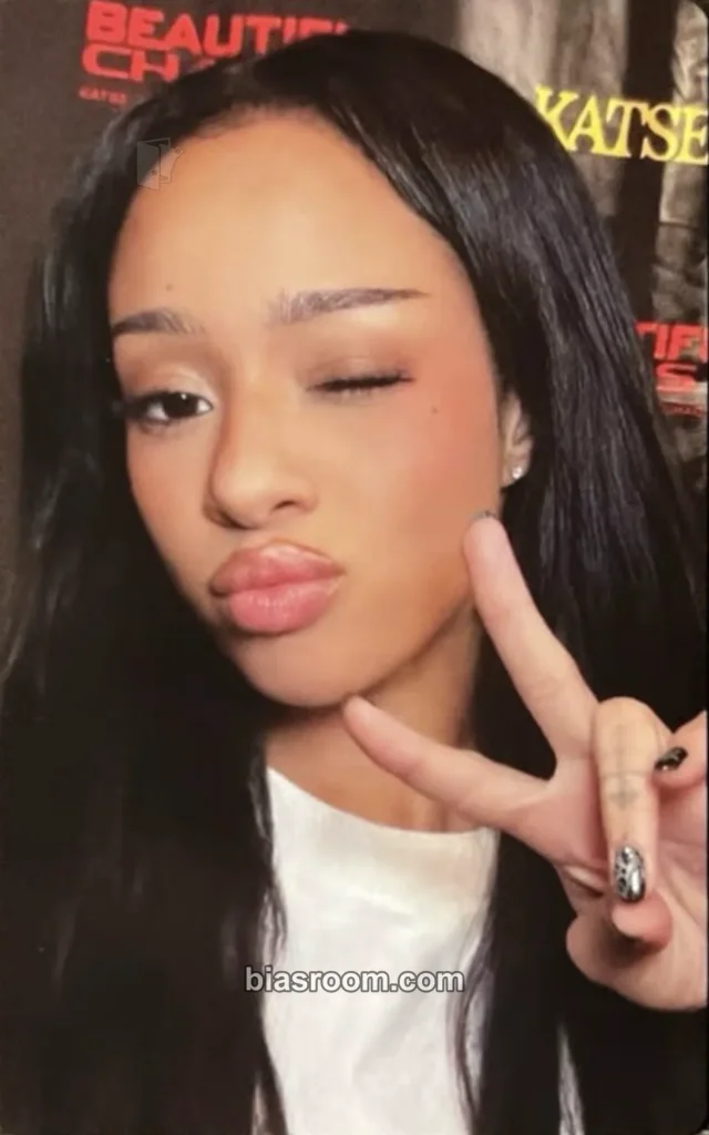 KATSEYE - Manon - BEAUTIFUL CHAOS Album purchase benefit weverse global shop (wvg) lollapalooza live