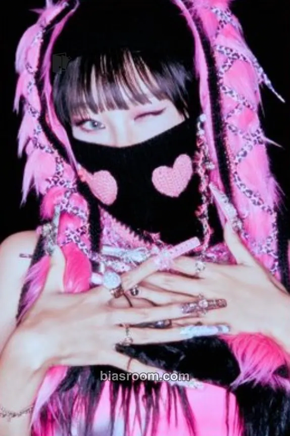 The Deep Electric Pink Photocard - The Deep K-pop photocard