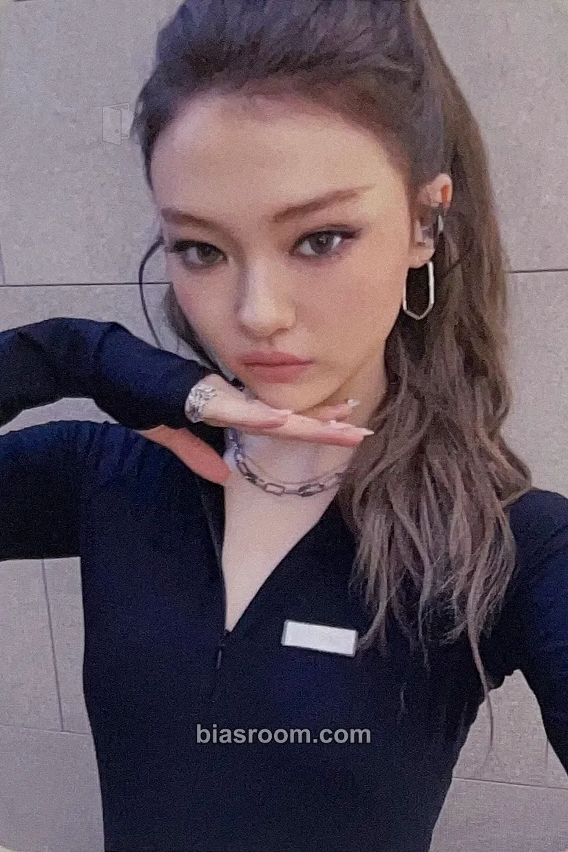 Ella 2026 Season’s Greetings Photocard - MEOVV - MEOVV K-pop photocard