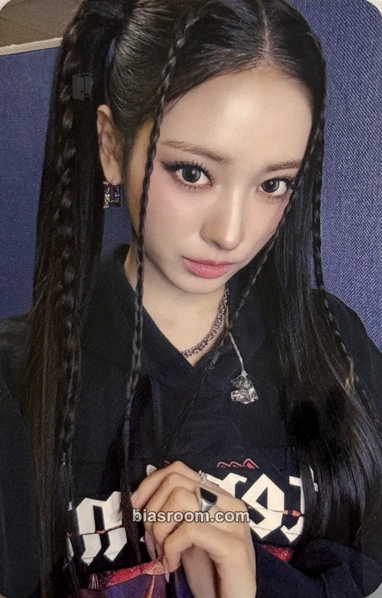 Anna 2026 Season’s Greetings Photocard - MEOVV - MEOVV K-pop photocard