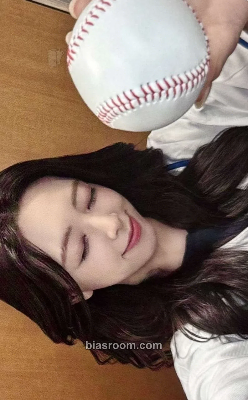 Yuna Ice Cream Photocard - ITZY - ITZY K-pop photocard