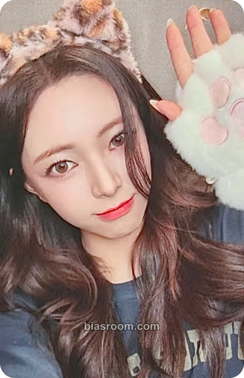 Yuna Ice Cream Photocard - ITZY - ITZY K-pop photocard