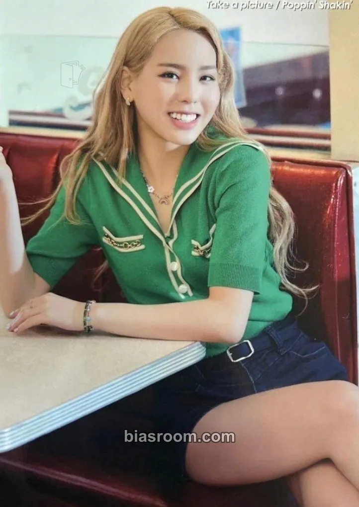 Mako “Take a Picture / Poppin' Shakin'” official goods Photocard - NiziU - NiziU K-pop photocard