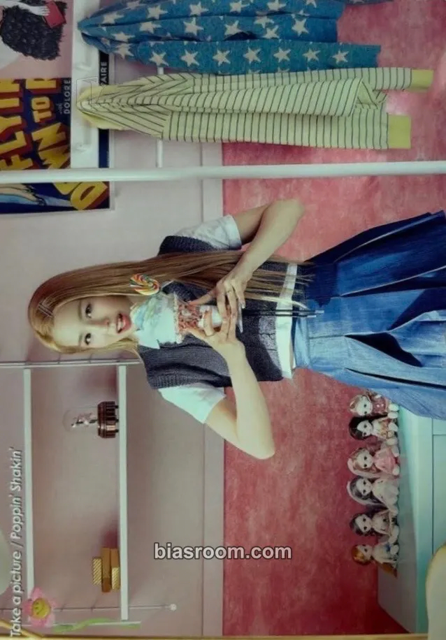 Mako “Take a Picture / Poppin' Shakin'” official goods Photocard - NiziU - NiziU K-pop photocard