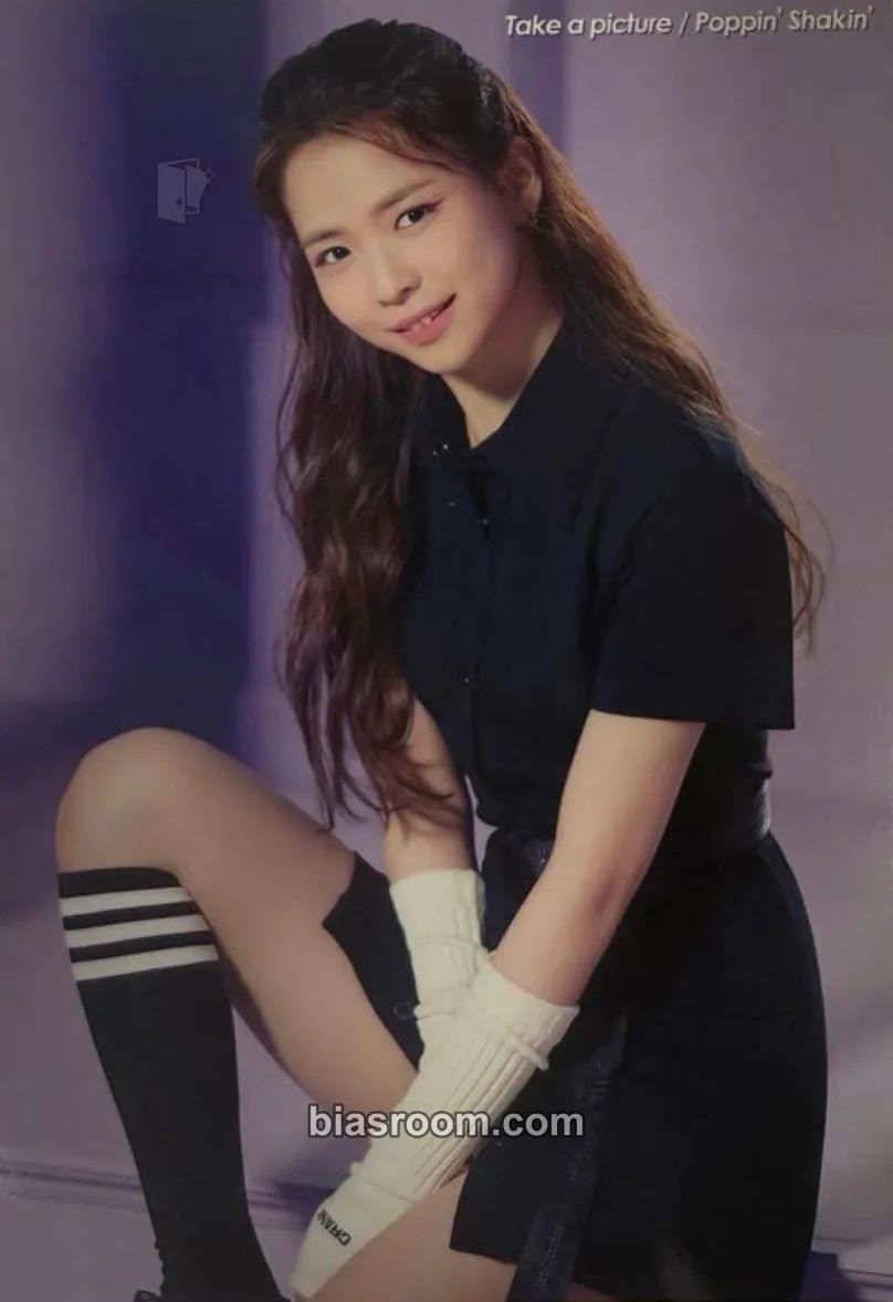 Maya “Take a Picture / Poppin' Shakin'” official goods Photocard - NiziU - NiziU K-pop photocard