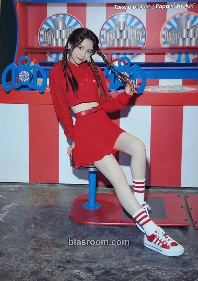 Maya “Take a Picture / Poppin' Shakin'” official goods Photocard - NiziU - NiziU K-pop photocard