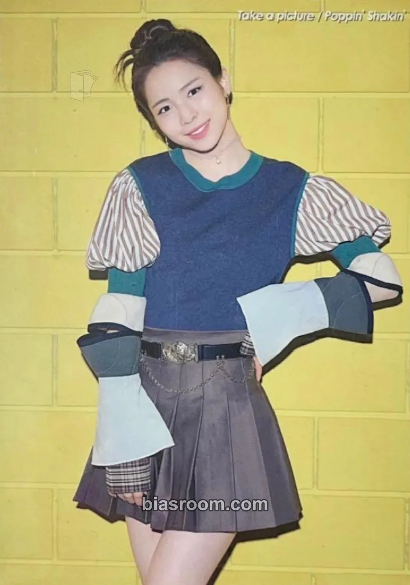 Maya “Take a Picture / Poppin' Shakin'” official goods Photocard - NiziU - NiziU K-pop photocard