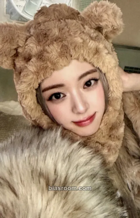 Yuna Ice Cream Photocard - ITZY - ITZY K-pop photocard