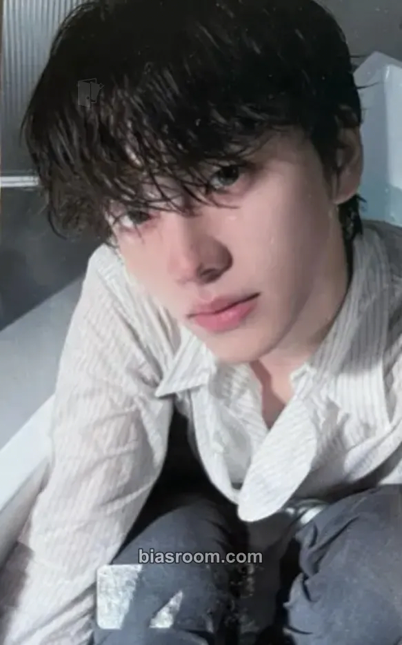 Shinyu play hard Photocard - TWS - TWS K-pop photocard