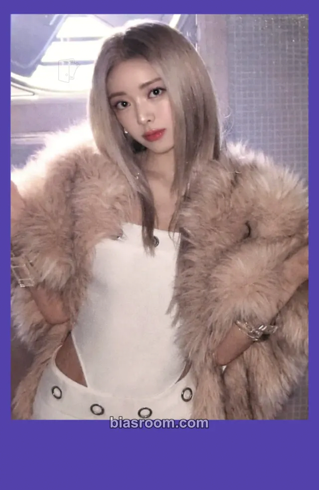 Yuna Ice Cream Photocard - ITZY - ITZY K-pop photocard