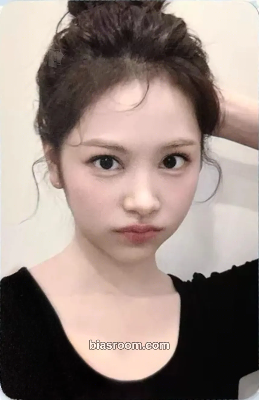 Carmen FOCUS Photocard - Hearts2Hearts - Hearts2Hearts K-pop photocard