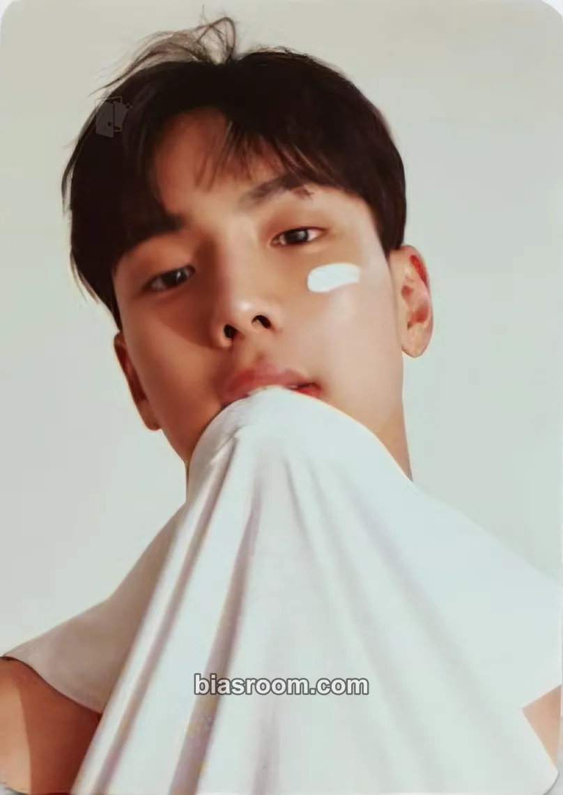 Shownu Shownu X Round Around Photocard - MONSTA X - MONSTA X K-pop photocard