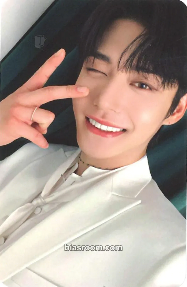 Jiwoong The Moving Seoul Pop-up Store Photocard - ZEROBASEONE - ZEROBASEONE K-pop photocard
