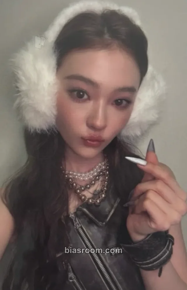 MEOVV - Ella - 1:1 online photo&call event Event makestar photocard set winter version