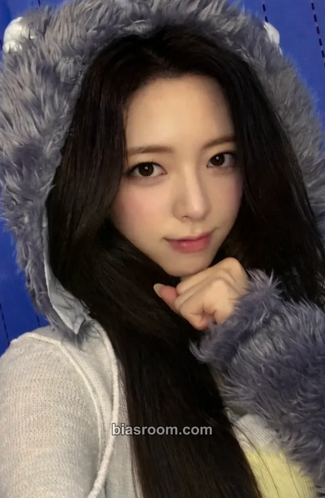 Yuna Ice Cream Photocard - ITZY - ITZY K-pop photocard