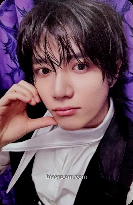 Beomgyu 7TH YEAR: A Moment of Stillness in the Thorns Photocard - TOMORROW X TOGETHER - TOMORROW X TOGETHER K-pop photocard