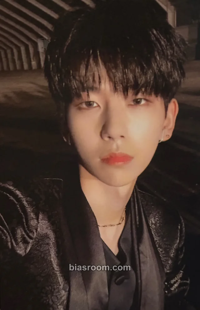 D1CE - Yoojun - Wake Up: Roll The World Album album photocard white version
