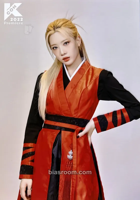 Kim Lip KCON 2022 Premiere Photocard - LOONA - LOONA K-pop photocard