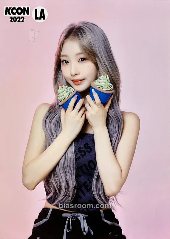YeoJin KCON LA 2022 Photocard - LOONA - LOONA K-pop photocard