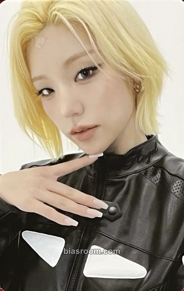 Yeji ITZY 3rd World Tour 'Tunnel Vision' Photocard - ITZY - ITZY K-pop photocard