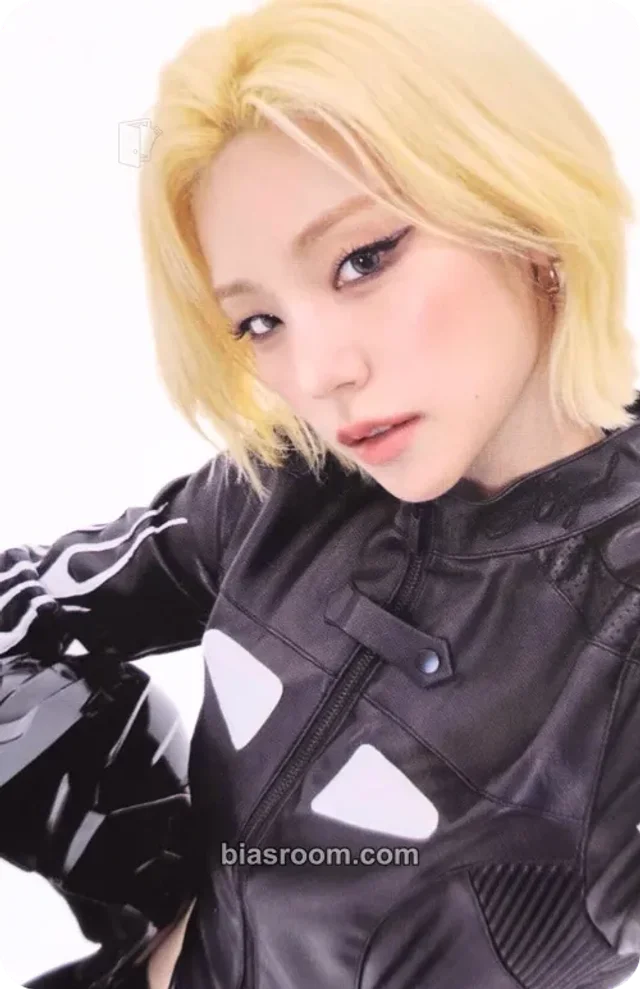 ITZY - Yeji - ITZY 3rd World Tour 'Tunnel Vision' Event offline merch photocard purchase benefit